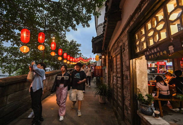 探索重庆山城之美：游客爱上爬坡上坎的独特街区