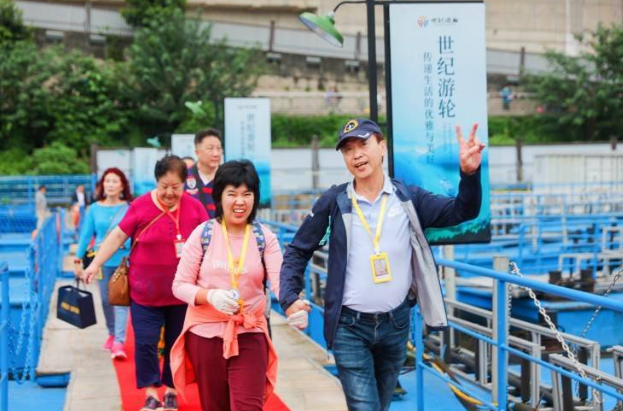 重庆长江游轮迎来规模最大的北美入境游团