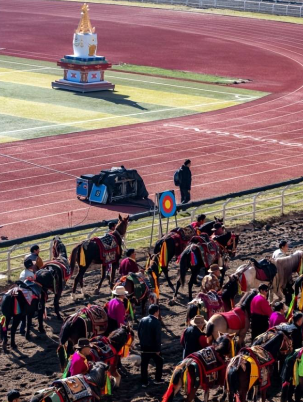 云南香格里拉的秋季赛马节：体验藏族文化与骏马风采